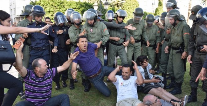 Las fuerzas de seguridad de Marruecos forcejean con los manifestantes del movimiento popular Al-Hirak Al-Shaabi, frente al Parlamento en Rabat para pedir la liberación de la líder del movimiento Nasser Zefzafi .-AFP