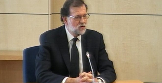 Imagen capturada de la señal de vídeo institucional que muestra al presidente del Gobierno, Mariano Rajoy, durante su declaración como testigo en la Audiencia Nacional en San Fernando de Henares (Madrid) en el macrojuicio de corrupción de la trama Gürtel