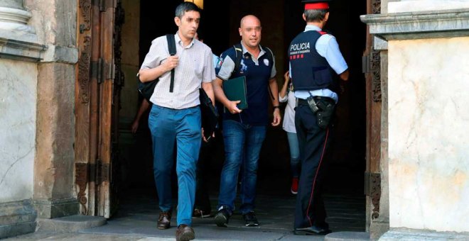 La Guardia Civil interroga a dos altos cargos del Govern por el referéndum /EFE