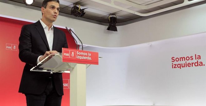 El secretario general del PSOE, Pedro Sánchez, durante la rueda de prensa que ofreció hoy tras la declaración del presidente del Gobierno, Mariano Rajoy, como testigo en el juicio por la primera época de la trama de corrupción Gürtel. EFE/Víctor Lerena