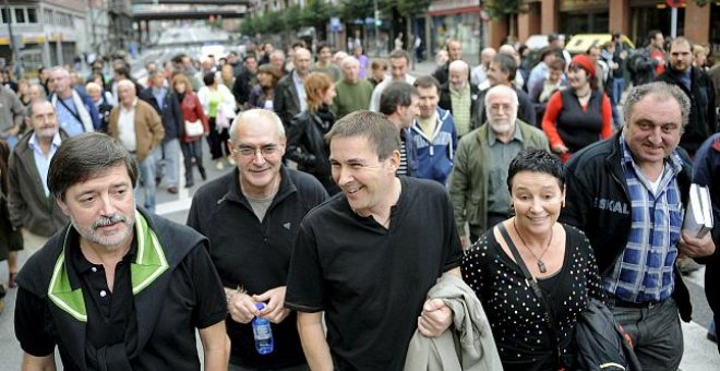 La abogada Jone Goirizelaia (2d), junto a los dirigentes abertzales Arnaldo Otegui (c) o Rafa Díez Usabiaga (i), entre otros; en una manifestación por la independencia del País Vasco /EFE