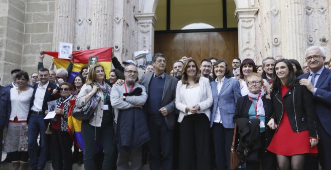 Foto de familia en el Parlamento de Andalucía tras la aprobación de la Ley de Memoria Democrática. EFE