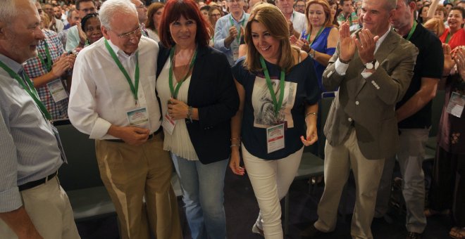 La presidenta andaluza y secretaria general del PSOE-A, Susana Díaz, junto a los expresidentes de la Junta José Antonio Griñan (i) y Manuel Chaves (d); el ex vicepresidente Alfonso Guerra (2i)¡ y la expresidenta del PSOE, Micaela Navarro,c., al comienzo