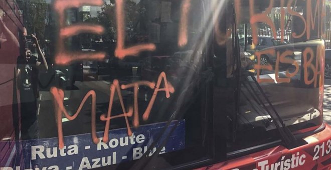 Estat en que va quedar el bus turístic.