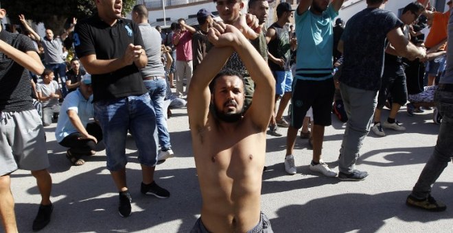 Varios activistas se manifiestan contra el abandono del régimen marroquí a la región norteña del Rif, en Alhucemas.- AFP