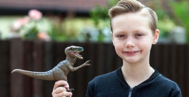 El pequeño Charlie Edwards corrige un error del Museo de Historia Natural de Londres. THE TELEGRAPH