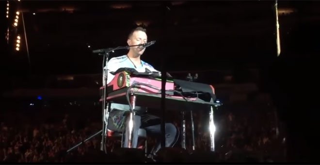 Uno de los momentos en los que Chris Martin interpreta 'Crawling' en homenaje a Chester Bennington. YOUTUBE