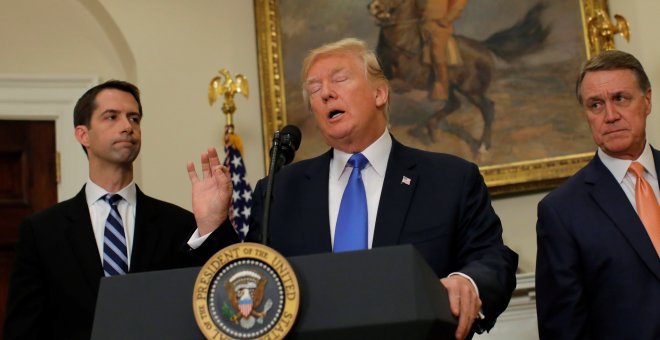 El presidente estadounidense Donald Trump, durante el anuncio sobre la reforma migratoria, junto a los senadores Tom Cotton y David Perdue, en la Casa Blanca.  REUTERS/Carlos Barria