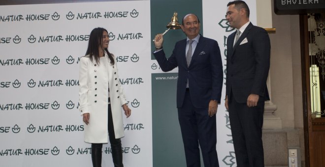 El presidente de Naturhouse, Félix Revuelta, con sus hijos, el día de la salida a bolsa de la compañía. EFE