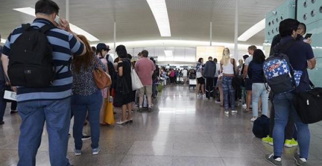 Cues als controls de seguretat del Prat. EFE/Alejandro García