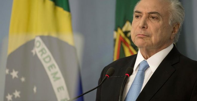 El presidente de Brasil, Michel Temer, habla sobre el archivo del proceso de corrupción que tramitaba en la Cámara de los Diputados. EFE/Joédson Alves