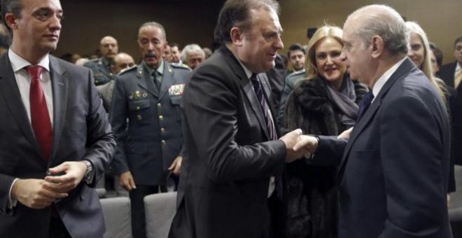 José Luis Olivera es felicitado por el entonces ministro del Interior, Jorge Fernández Díaz, al ser nombrado director del CITCO, en enero de 2015. EFE/J.C.Hidalgo