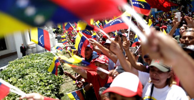 Manifestantes en apoyo a la Asamblea Constituyente este viernes / REUTERS