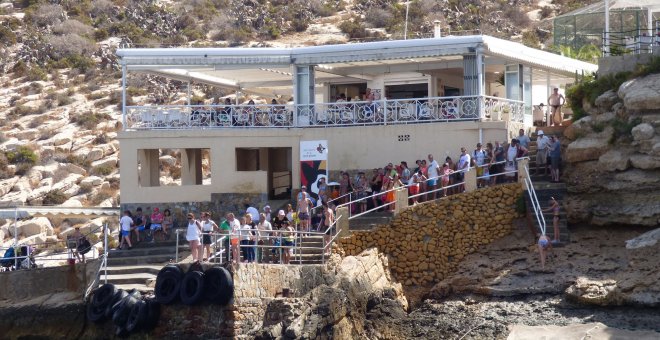 Restaurante ilegal de la Isla Benidorm:  vertiendo fecales al mar desde el franquismo