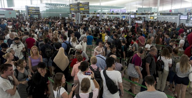 Las colas para acceder al control de seguridad del Aeropuerto de Barcelona-El Prat continúan debido a los paros que llevan a cabo los trabajadores de Eulen, la empresa que gestiona este servicio. EFE/Quique García