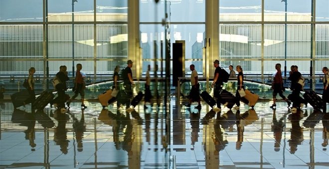 Viajeros en el aeropuerto de Madrid-Barajas. E.P.