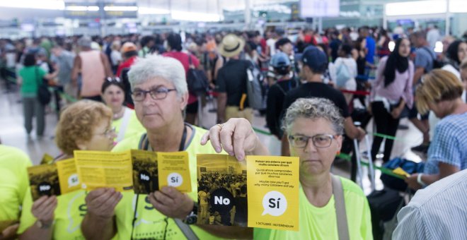 Casi medio centenar de miembros de la Asamblea Nacional de Cataluña (ANC) han repartido folletos en el Aeropuerto de Barcelona-El Prat que culpan al Estado de las colas que se han formado en las dos últimas semanas en los controles de seguridad del aeropu