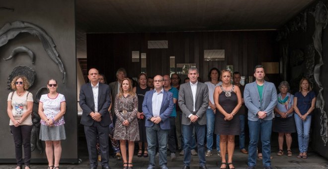 El presidente del Gobierno de Canarias, Fernando Clavijo (3º d), junto a otros miembros del Ejecutivo , durante el minuto de silencio que se guardó en memoria de la mujer asesinada en Santa Cruz de Tenerife EFE/CRISTÓBAL GARCÍA