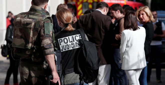 Policía de Francia en la zona donde se ha producido el atropello a los militares, en la localidad Levallois-Perret / REUTERS