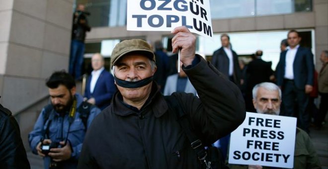 Imagen de archivo de una protesta reclamando liberta de prensa en frente del Palacio de Justicia de Estambul / REUTERS