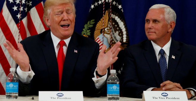 El presidente estadounidense Donald Trump habla con la presa junto al vicepresidente Mike Pence en su complejo de golf en Bedminster, New Jersey REUTERS/Jonathan Ernst