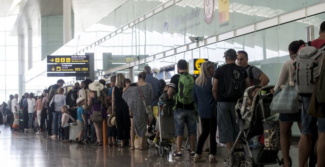 El aeropuerto de Barcelona-El Prat ha vuelto a registrar colas de hasta una hora en los controles de seguridad, especialmente a primera hora de la mañana, a causa de la huelga que llevan a cabo los trabajadores de Eulen. EFE/Quique García