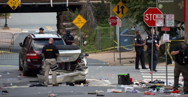 La policía inspecciona el lugar en el que un coche arrolló premeditadamente una marcha antifascista.- TASOS KATOPODIS (EFE)