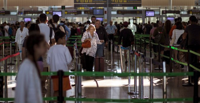 Controles de seguridad del aeropuerto de Barcelona-El Prat. EFE/Quique García