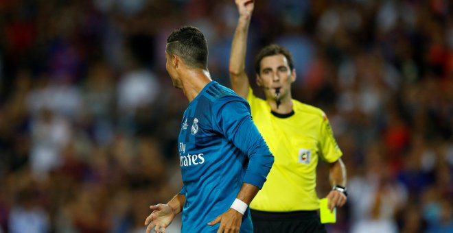 El arbitro Ricardo de Burgos Bengoetxea muestra la tarjeta roja al jugador portugués del Real Madrid Cristiano Ronaldo en el partido de ida de la Supercopa de España en el Nou Camp. REUTERS/Juan Medina