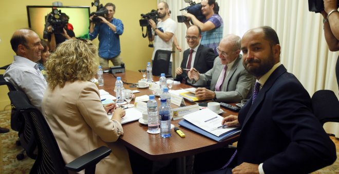 El secretario de Estado de Empleo, Juan Pablo Riesgo, al inicio de la reunión con representantes de CCOO, UGT, CEOE y Cepyme sobre el plan Prepara de ayudas para parados sin prestación. EFE/Mariscal