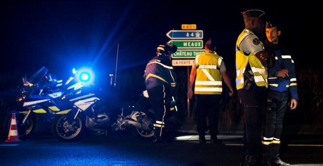 La Policía francesa custodia la zona del suceso. / EFE