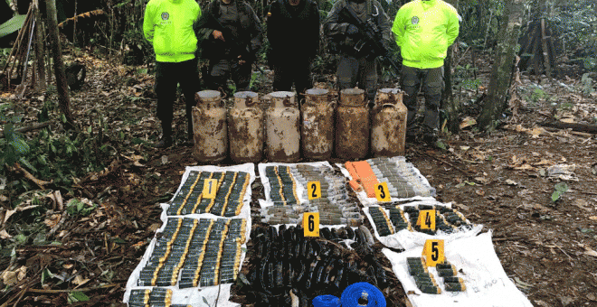 Armas pertenecientes a la disidencia de las FARC halladas en una caleta en el departamento de Guaviare (Colombia). EFE/ Policía de Colombia.