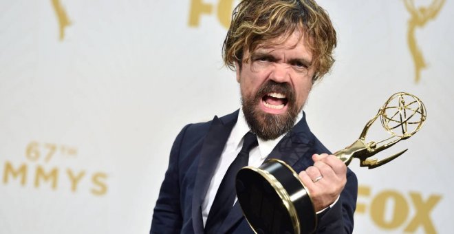 Peter Dinklage tras recibir su Emmy en 2015. EFE