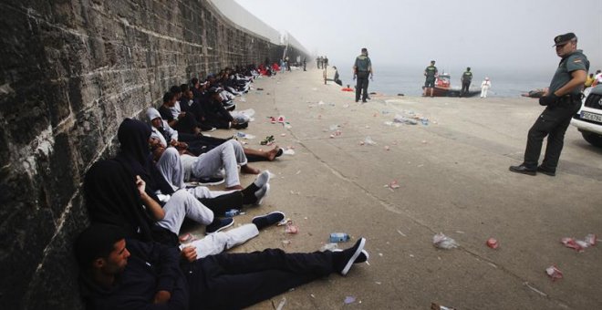 Llega al puerto de Tarifa (Cádiz) una embarcación de Salvamento Marítimo tras rescatar a 200 personas más que viajaban en cuatro pateras, todos ellos varones magrebíes, entre los que se encuentran dos menores, y que junto a las 139 de esta madrugada se h