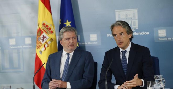 Los ministros de Educación, Iñigo Méndez de Vigo (i) y de Fomento, Iñigo de la Serna, en la rueda de prensa tras la reunión extraordinaria del Consejo de Ministros.- EFE/Fernando Alvarado