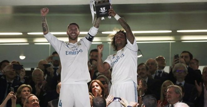 Los capitanes del Real Madrid Sergio Ramos (i) y el brasileño Marcelo Vieira levantan la Supercopa de España. EFE