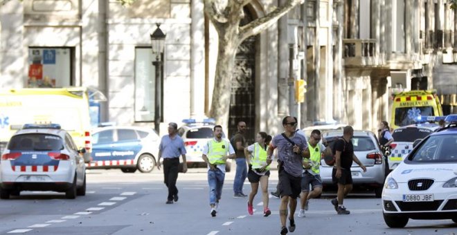 Una furgoneta atropella a decenas de personas en el centro de Barcelona. / EFE