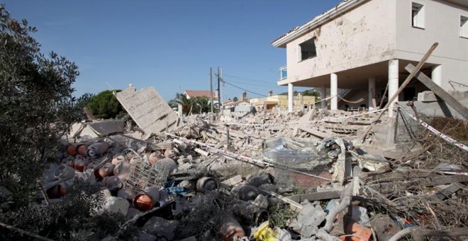 Estado en el que quedó en chalet de Alcanar (Tarragona) tras la explosión del miércoles. Entre los escombros se aprecian las bombonas de gas que, al parecer, iban a ser utilizadas en un atentado por los yihadistas. EFE/ Jaume Sellart