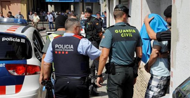 Mossos i Guàrdia Civil en la detenció de Ripoll d'aquest divendres. EFE/Robin Townsend