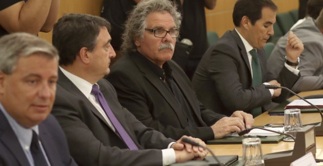 El secretario de Estado de Seguridad, José Antonio Nieto (d), junto a Jordi Jané (2d), de ERC; Aitor Esteban (2i), del PNV, y Jordi Xuclà (i), del PDeCAT, durante la reunión del pacto antiyihadista. EFE/Chema Moya