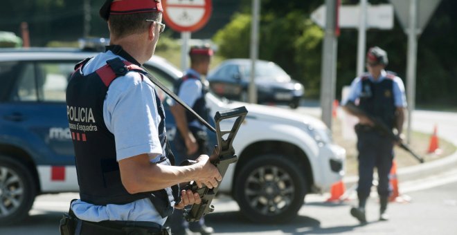 Varios agentes de los Mossos D´Esquadra vigilan en un control en la carretera C-17 a su paso por Ripoll en la operación de cierre de la provincia de Girona por la investigación de los atentados de Barcelona y Cambrils / EFE - Robin Townsend