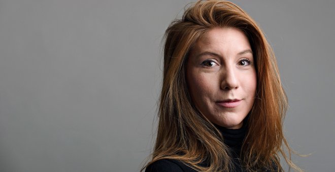 Una foto de la periodista sueca fallecida, Kim Wall, mientras hacía un reportaje a bordo del submarino "Nautilus UC3" y su inventor, Peter Madsen.- TT NEWS AGENCY / REUTERS