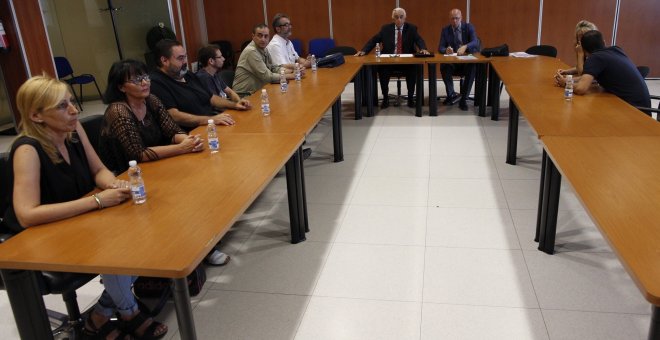 Los miembros del comité de empresa de Eulen durante la reunión que han mantenido esta mañana con Marcos Peña, el mediador propuesto por el Ministerio de Fomento / EFE - Alejandro García