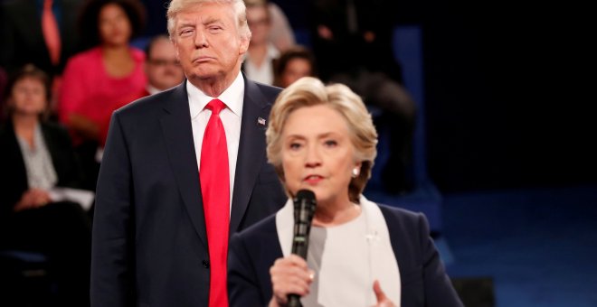 Donald Trump y Hillary Clinton, en uno de sus debates durante la campaña de las presidenciales de EEUU. REUTERS/Rick Wilking