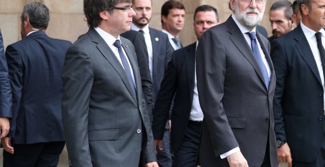 El presidente de la Generalitat, Carles Puigdemont, junto al presidente del Gobierno,Mariano Rajoy. / REUTERS