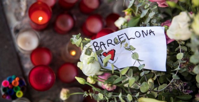 Muestra de duelo en la Rambla .Juan Medina / Reuters