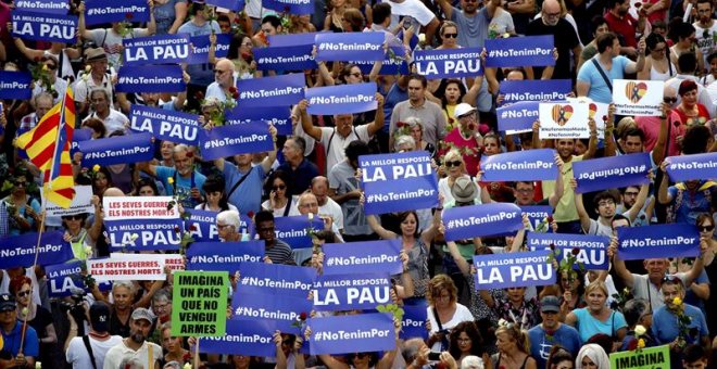 Un momento de la manifestación contra los atentados yihadistas en Catalunya que bajo el eslogan "No tinc por" ha recorrido las calles de Barcelona. EFE/Alberto Estevez