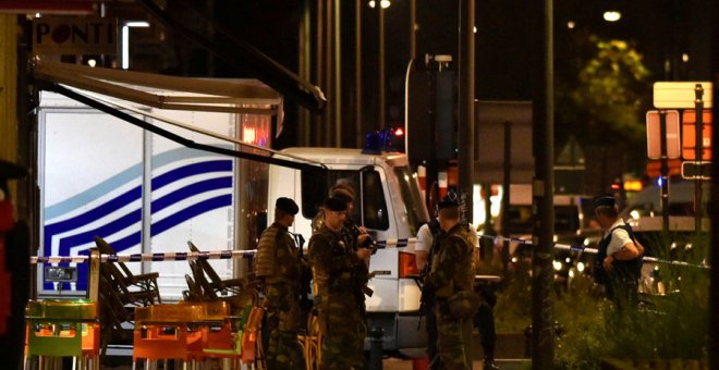 Policías y militares en el lugar del ataque en Bruselas. REUTERS/Eric Vidal