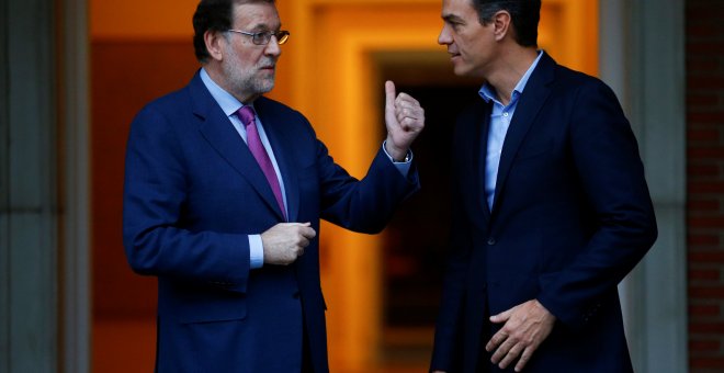 El presidente del Gobierno, Mariano Rajoy, y el líder del PSOE, Pedro Sánchez, en su reunión del pasado julio en el Palacio de la Moncloa. REUTERS