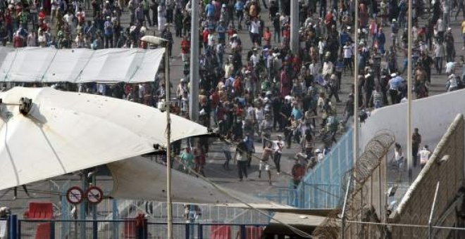 Imagen de archivo de centenares de portadores en la frontera de Ceuta / EFE